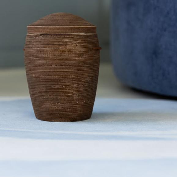 Photo by Stoppelenburg Uitvaart on January 13, 2026. May be an image of vase, lamp shade and text.