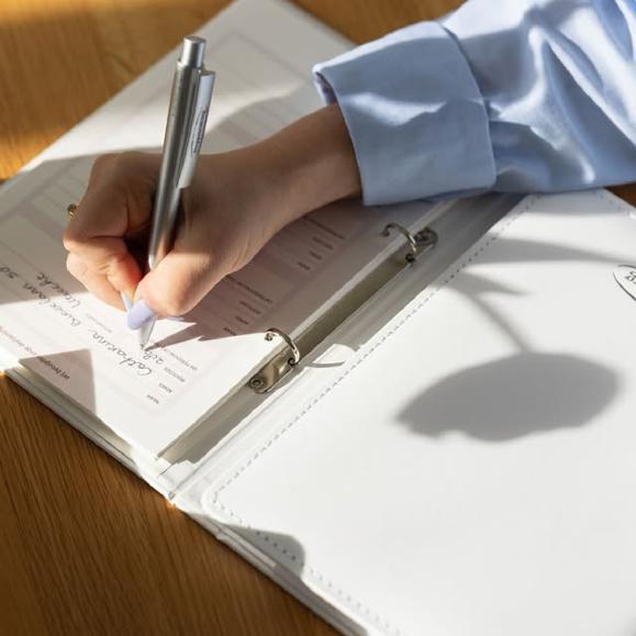 Achter iedere uitvaart staat een team van mensen dat ervoor zorgt dat alles zorgvuldig verloopt. Voor ons kantoor zijn wij op zoek naar een directiesecretaresse die overzicht houdt, ondersteunt en zorgt dat alles achter de schermen goed geregeld is.

Bekijk de vacature op onze website.